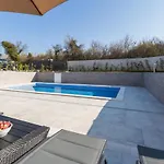Camelia Tar-Vabriga